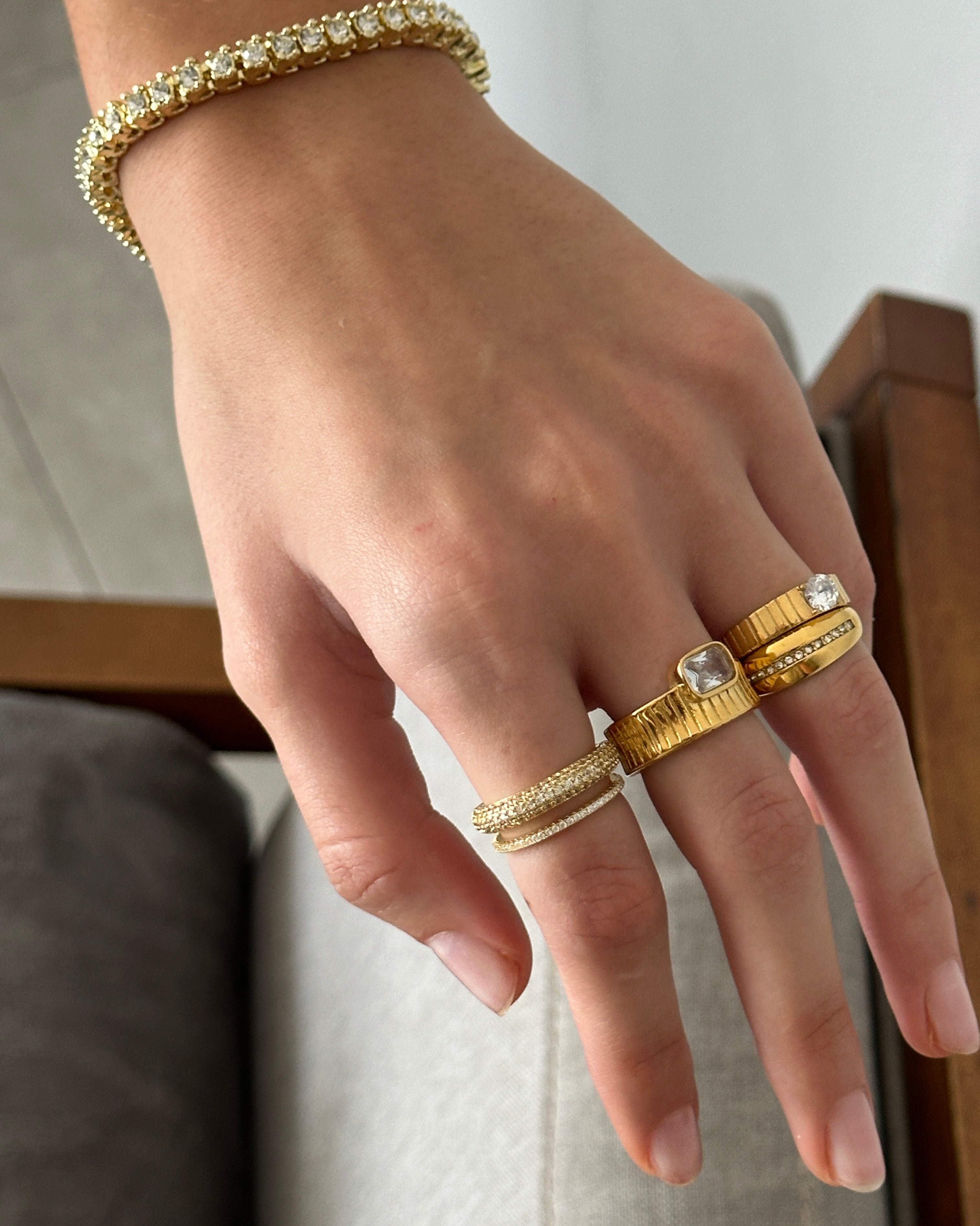 Besette CZ Ring